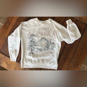 Hollister Alaska Graphic Sweatshirt XXS Cream Fleece Crewneck
